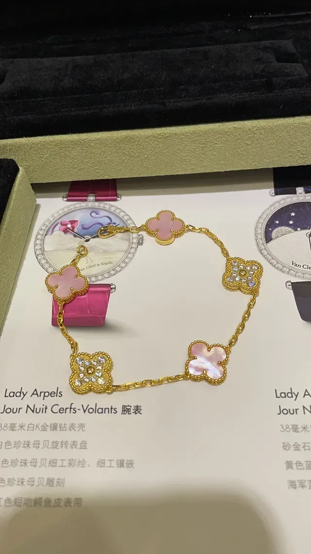 Van Cleef & Arpels Alhambra Bracelet en Or avec Perle Mère Rose et Diamants Pavés 4