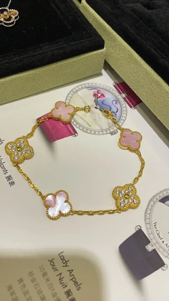Van Cleef & Arpels Alhambra Bracelet en Or avec Perle Mère Rose et Diamants Pavés 5