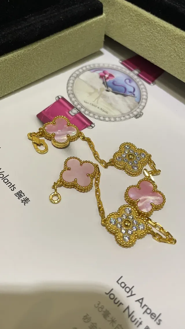 Van Cleef & Arpels Alhambra Bracelet en Or avec Perle Mère Rose et Diamants Pavés 6