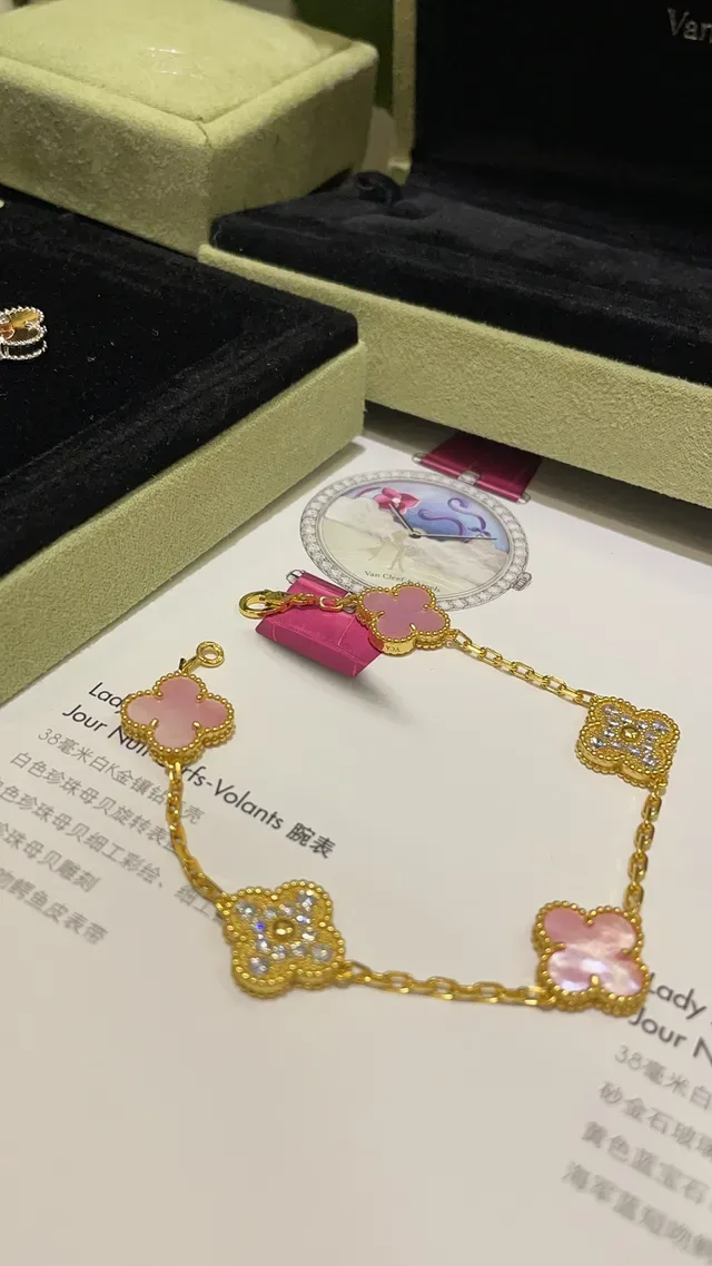 Van Cleef & Arpels Alhambra Bracelet en Or avec Perle Mère Rose et Diamants Pavés 7