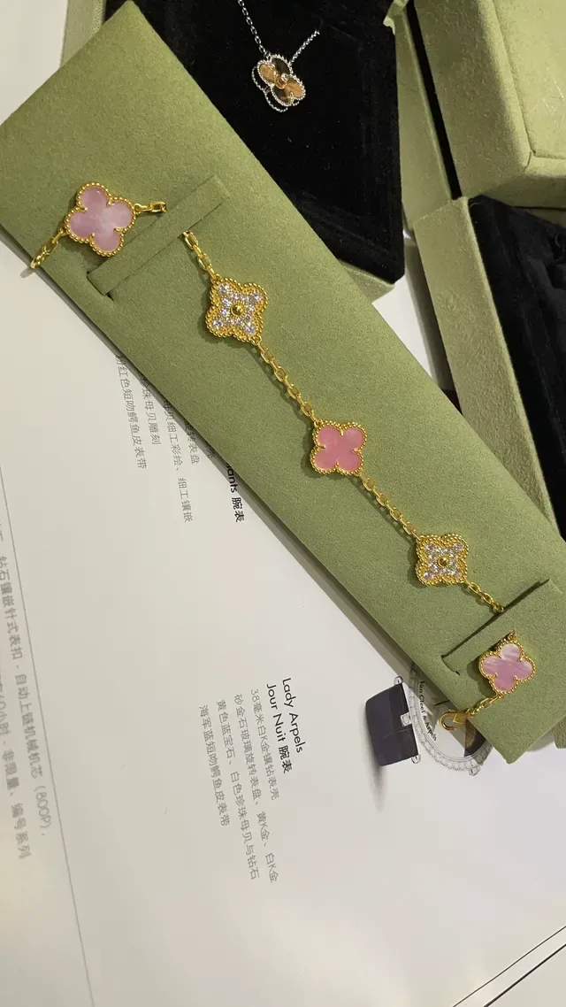 Van Cleef & Arpels Alhambra Bracelet en Or avec Perle Mère Rose et Diamants Pavés 8