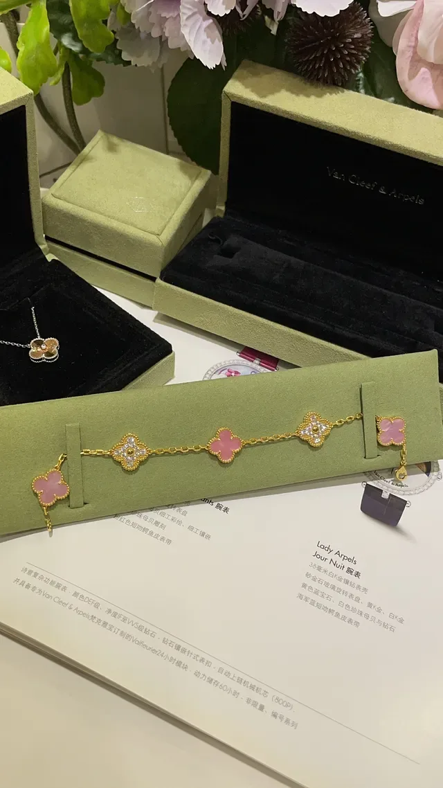 Van Cleef & Arpels Alhambra Bracelet en Or avec Perle Mère Rose et Diamants Pavés 9