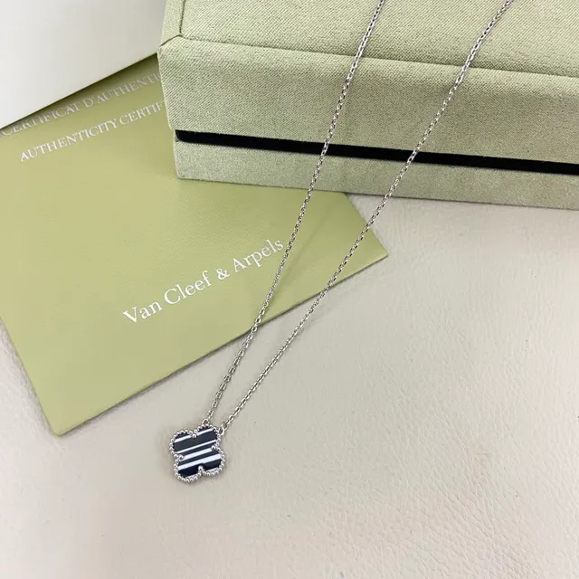 Van Cleef & Arpels Alhambra Collier Pendentif Trèfle Émaillé Rayé 3