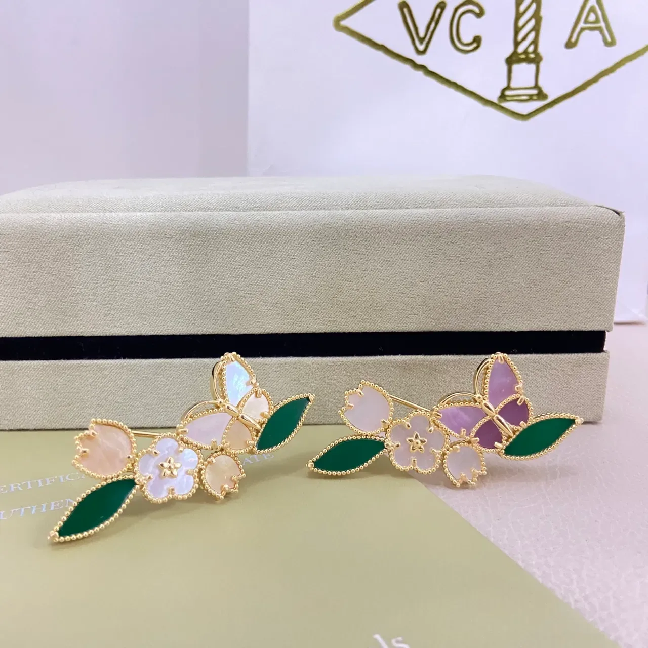 Van Cleef & Arpels بروشات نمط زهوري بلهجة ذهبية وصدفة الأم و حجر أخضر 2
