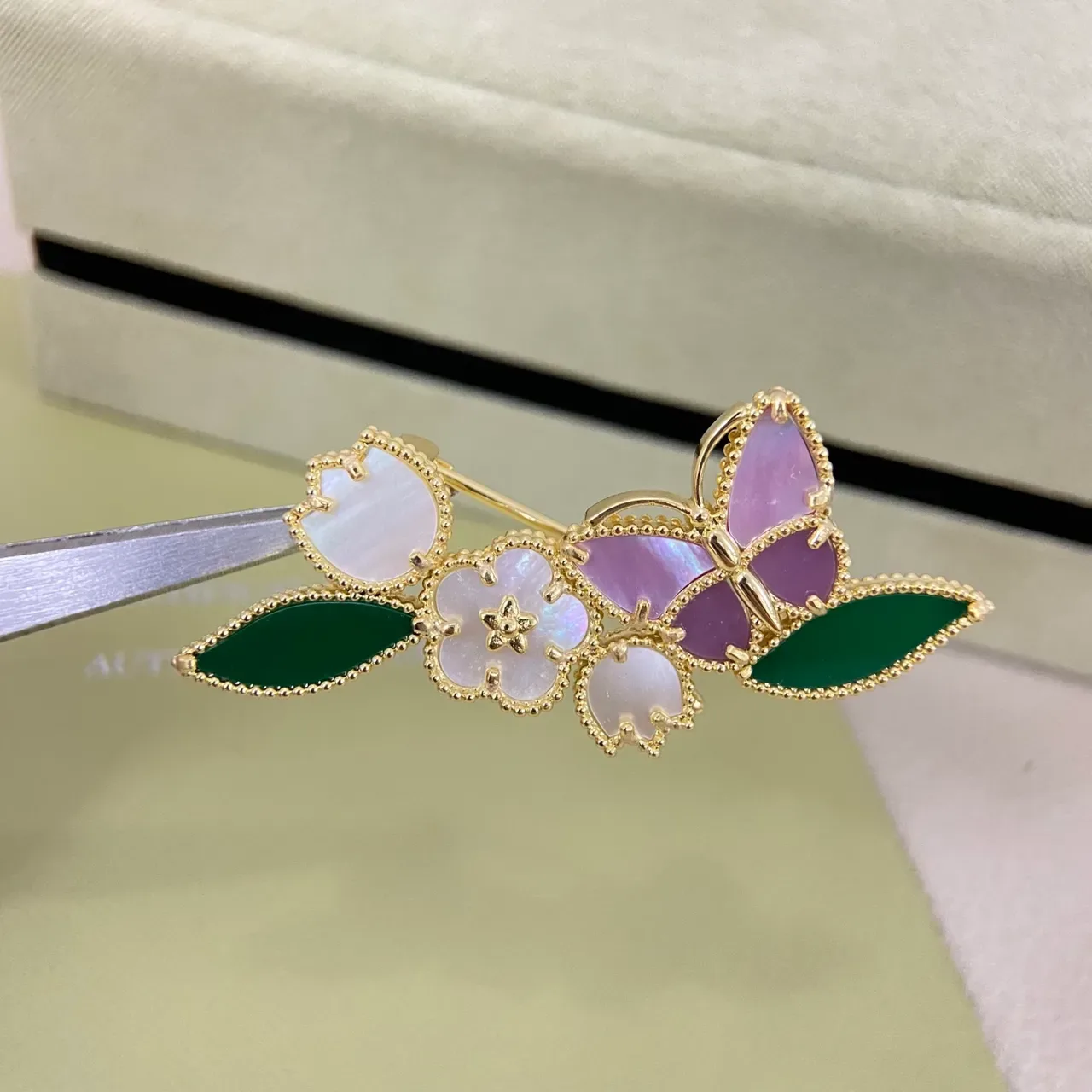 Van Cleef & Arpels بروشات نمط زهوري بلهجة ذهبية وصدفة الأم و حجر أخضر 3