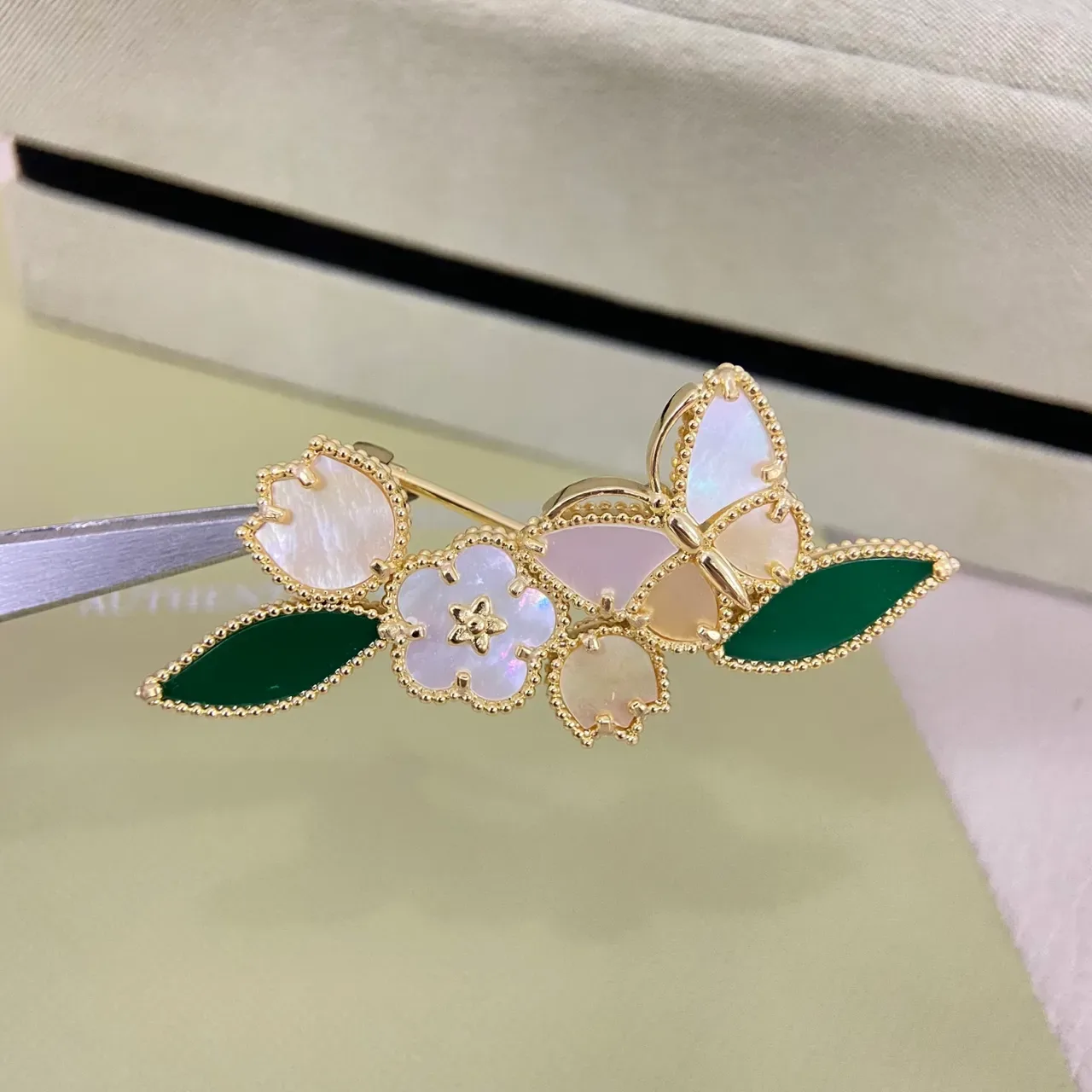 Van Cleef & Arpels بروشات نمط زهوري بلهجة ذهبية وصدفة الأم و حجر أخضر 4