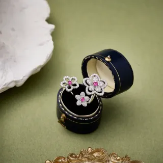 Van Cleef & Arpels Frivole خاتم أبيض وردي شكل زهرة مرصع بالماس Pavé