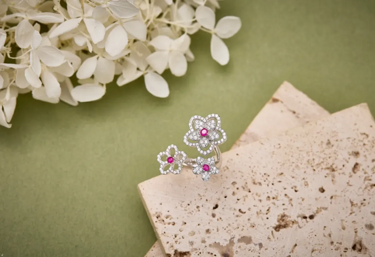 Van Cleef & Arpels Frivole Anel de Diamantes Pavé em Forma de Flor Branco e Rosa 2