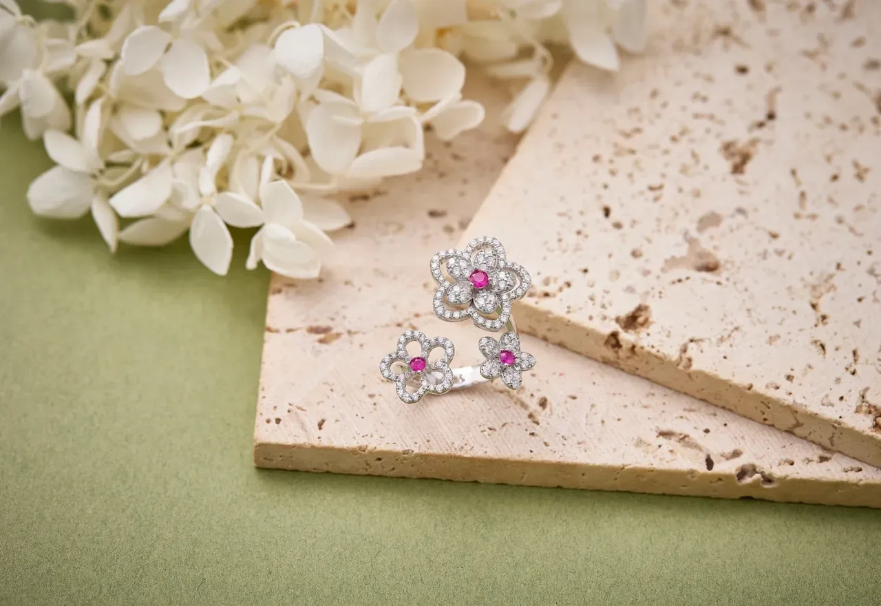 Van Cleef & Arpels Frivole Anel de Diamantes Pavé em Forma de Flor Branco e Rosa 3