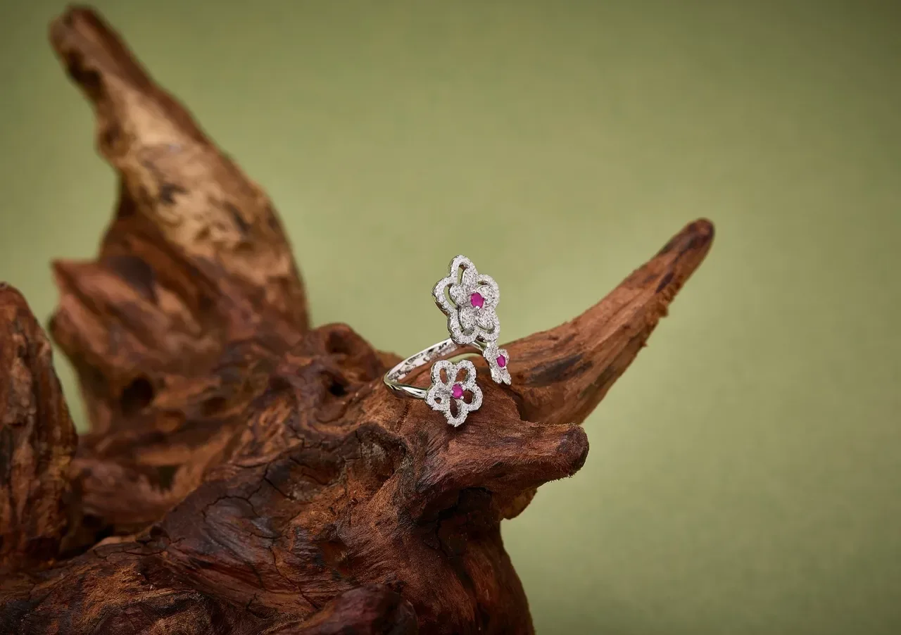 Van Cleef & Arpels Frivole Anel de Diamantes Pavé em Forma de Flor Branco e Rosa 4