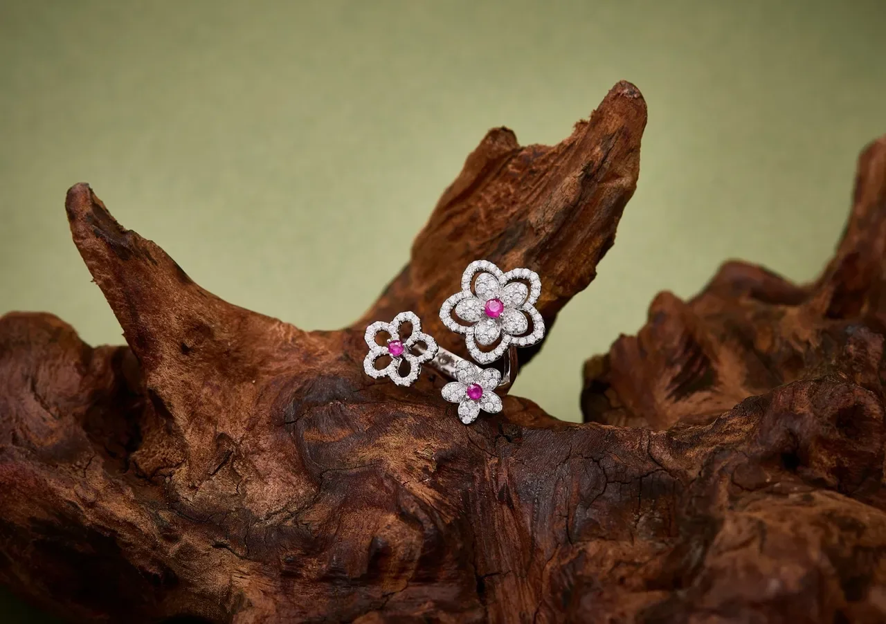 Van Cleef & Arpels Frivole Anel de Diamantes Pavé em Forma de Flor Branco e Rosa 5