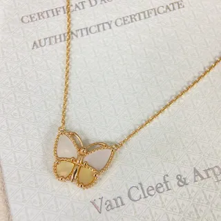 Van Cleef & Arpels قلادة ذهبية بيجية بشكل فراشة بحافة مرصعة بالخرز