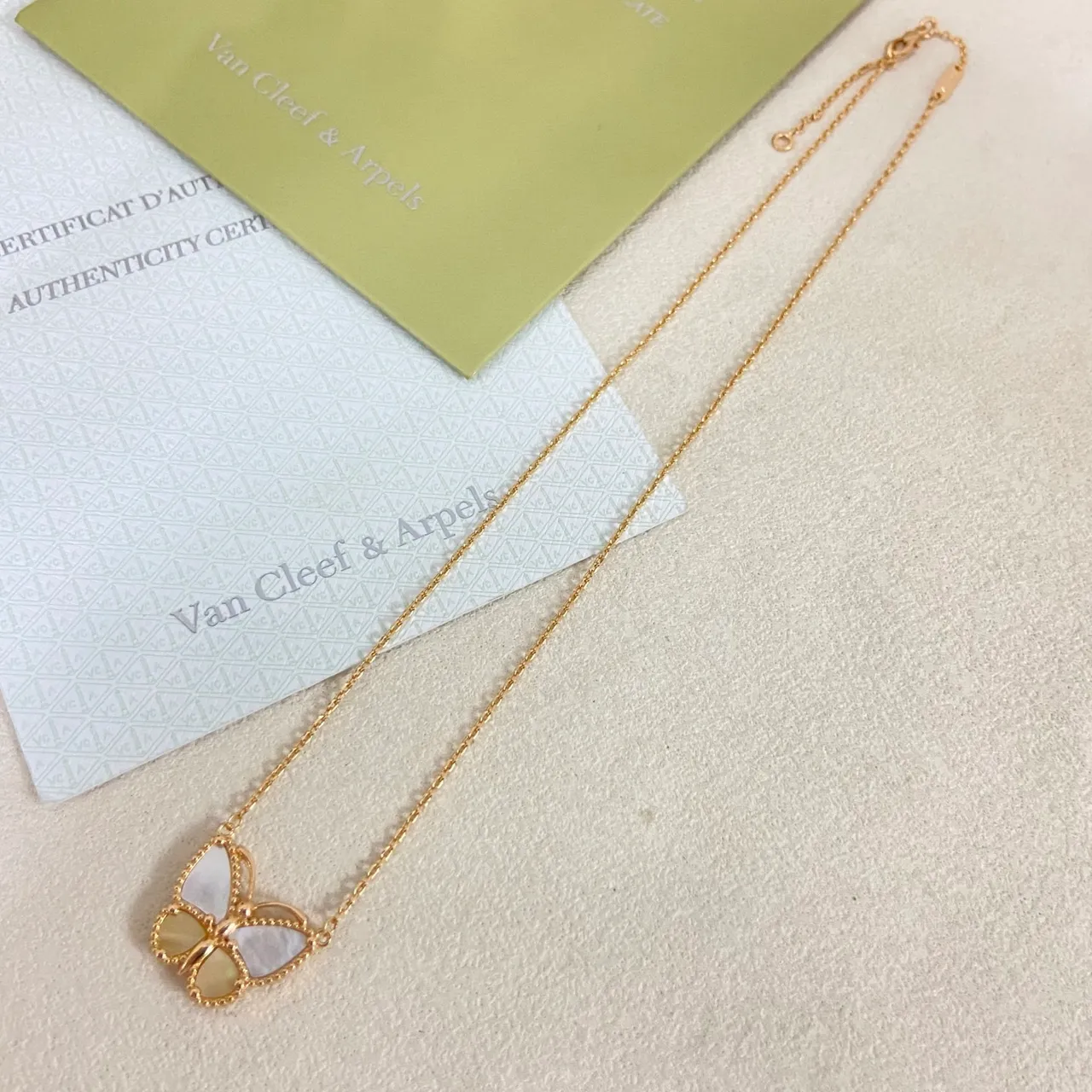 Van Cleef & Arpels قلادة ذهبية بيجية بشكل فراشة بحافة مرصعة بالخرز 2