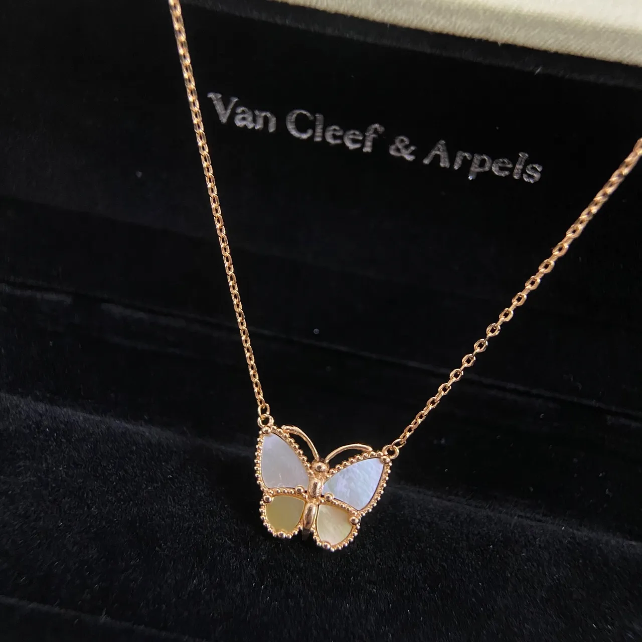 Van Cleef & Arpels قلادة ذهبية بيجية بشكل فراشة بحافة مرصعة بالخرز 4