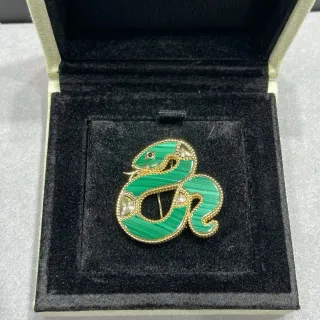 Van Cleef & Arpels সবুজ সোনার ঘুরানো সাপের আকৃতি ম্যালাকাইট এনামেল ইনল ব্রোচ