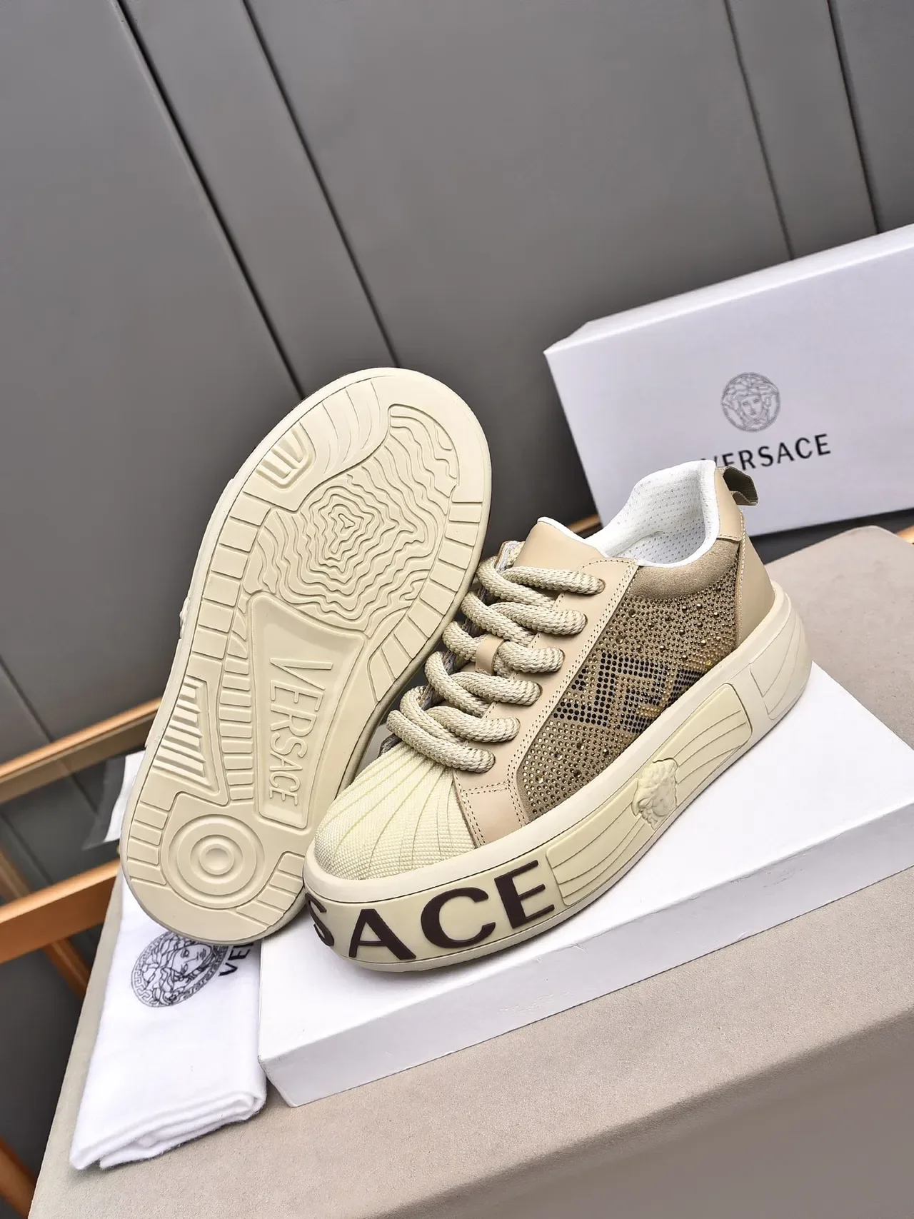 Versace Beige Marrom Tênis Lifestyle Sola de Plataforma Rhinestone-Embellished Malla 4
