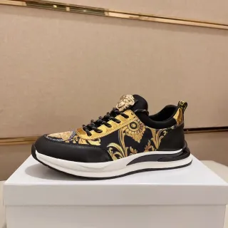 Versace Chain Reaction काली और सोने की बारोक प्रिंट लाइफस्टाइल स्नीकर
