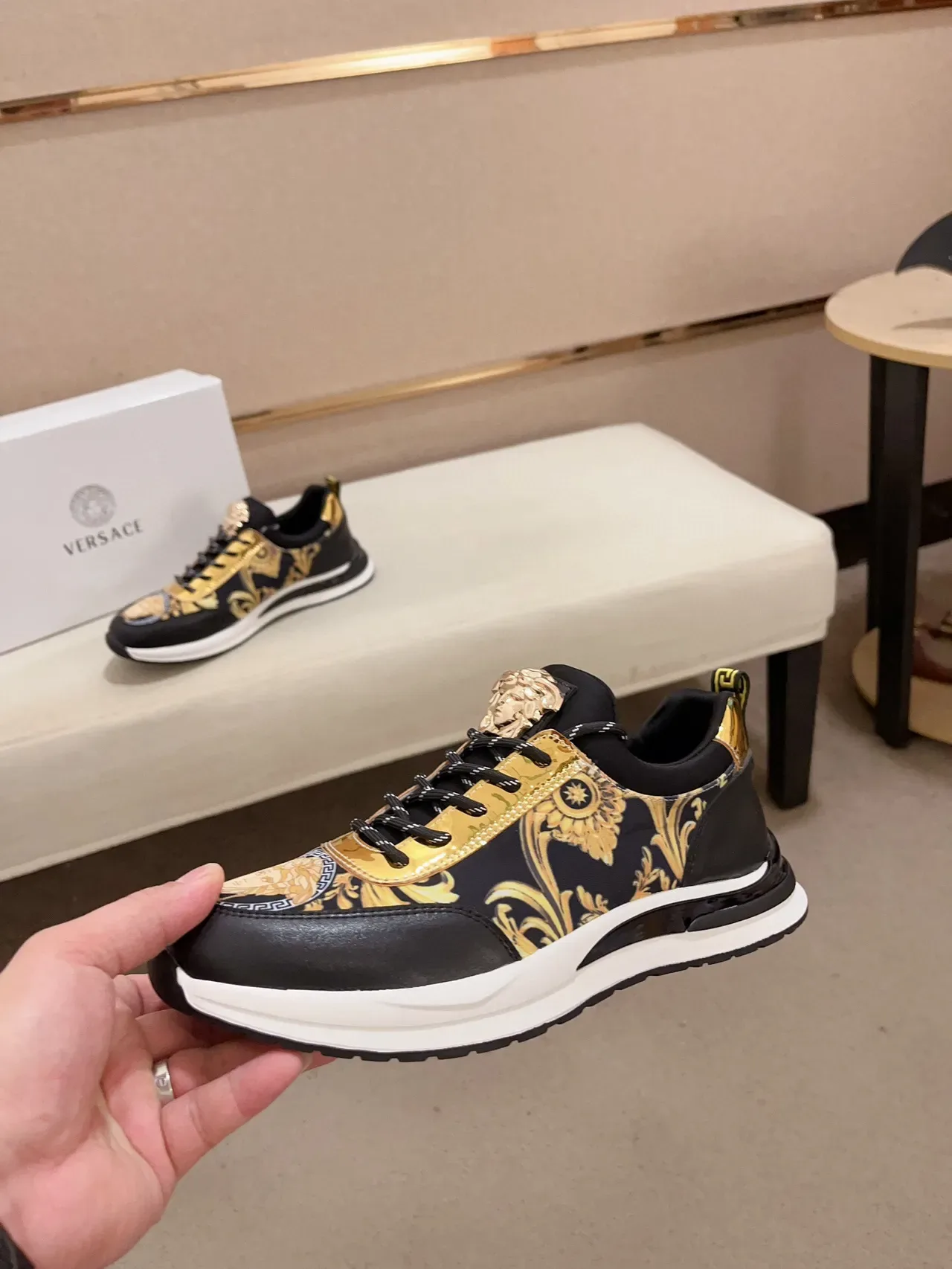 Versace Chain Reaction Noir et Or Impression Baroque Chaussures Lifestyle 3