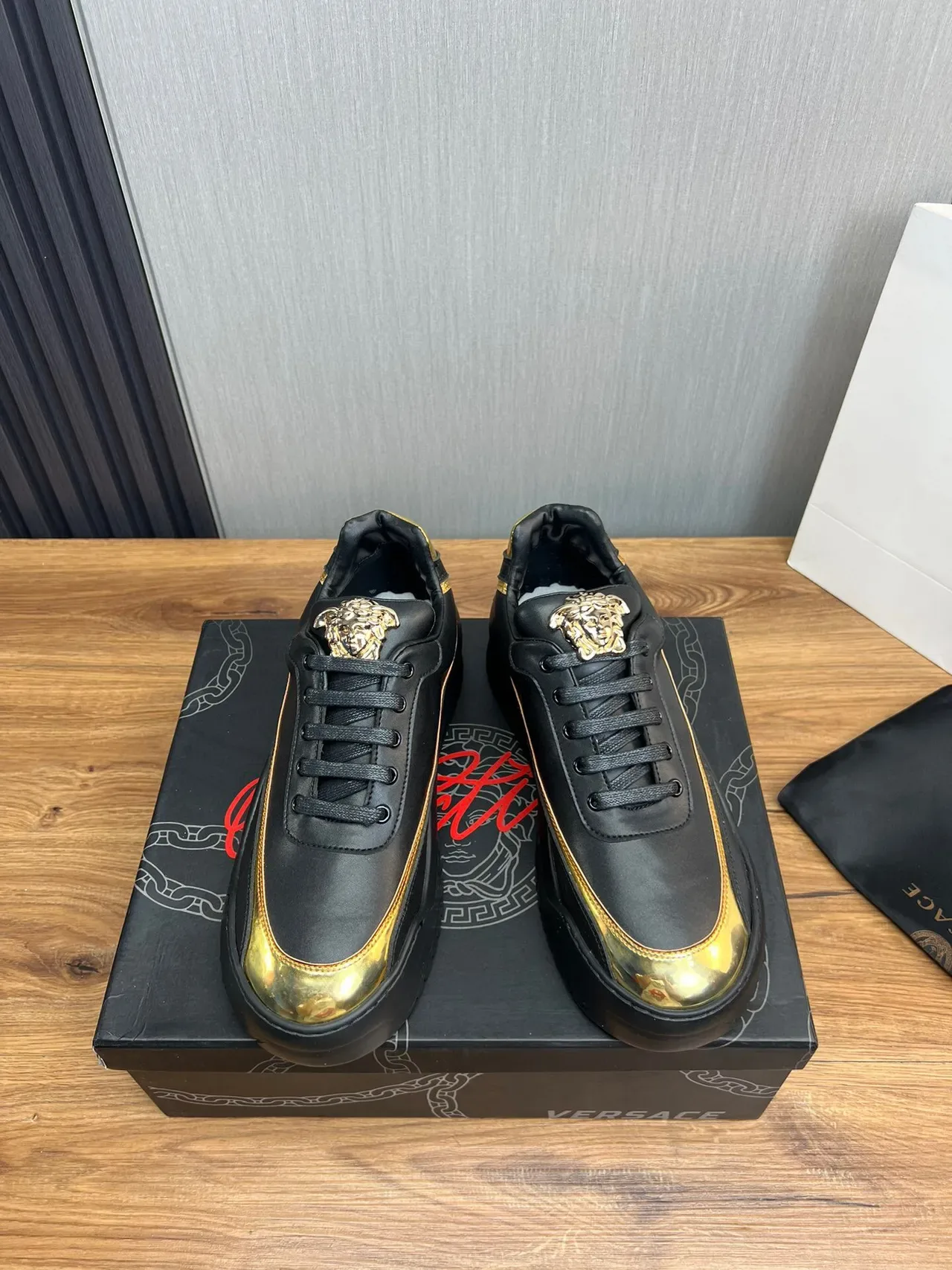 Versace Chain Reaction Sneakers Lifestyle Noir et Or 2