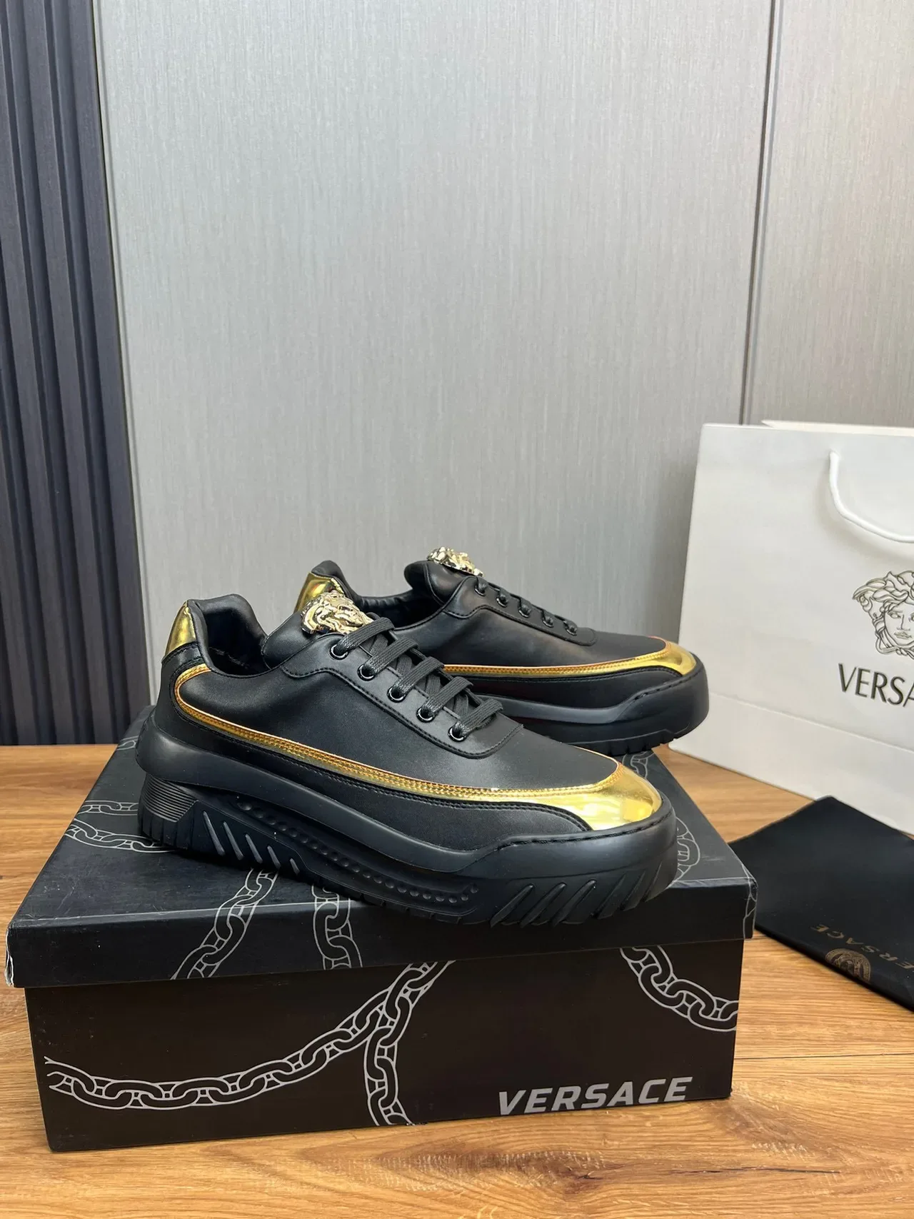 Versace Chain Reaction Sneakers Lifestyle Noir et Or 3