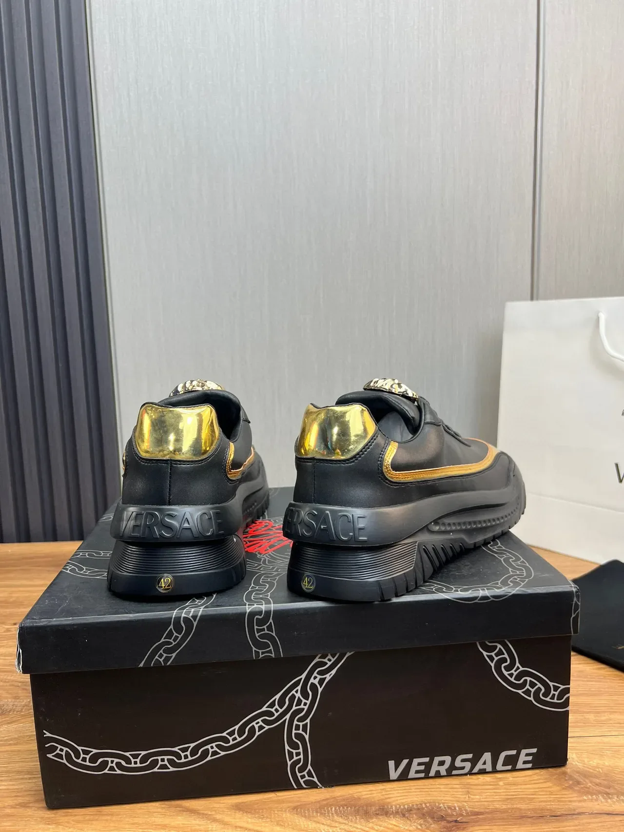 Versace Chain Reaction Sneakers Lifestyle Noir et Or 4