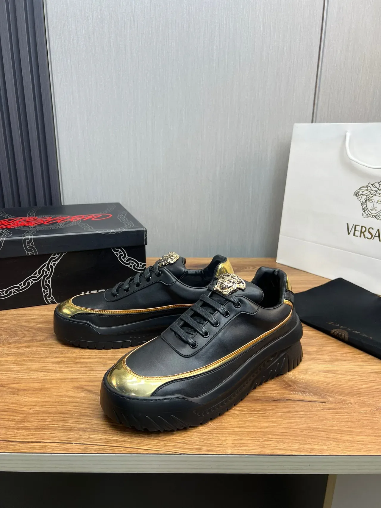 Versace Chain Reaction Sneakers Lifestyle Noir et Or 5