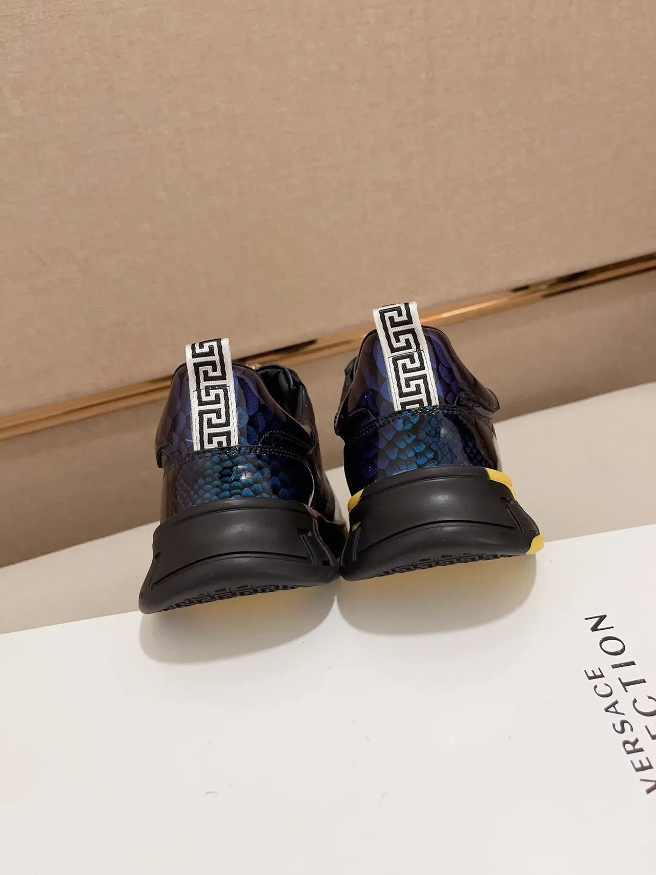Versace Chain Reaction Medusa Greca Azul Iridescente Multicor Tênis Lifestyle 8