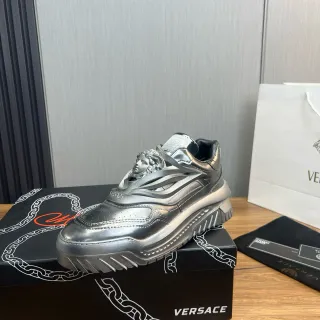 Versace Chain Reaction चांदी रंग की मोटी सोल वाली स्नीकर