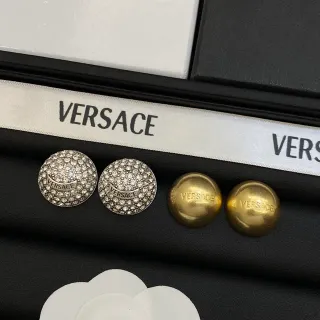Versace क्रिस्टल और गोल्ड-टोन लोगो स्टड ईयरिंग्स