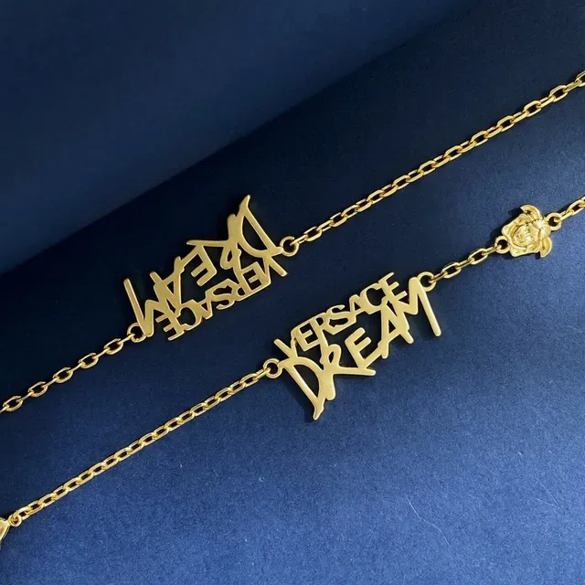 Versace Dream Script و Medusa Head سلاسل الرقبة بـ لون ذهبي 2