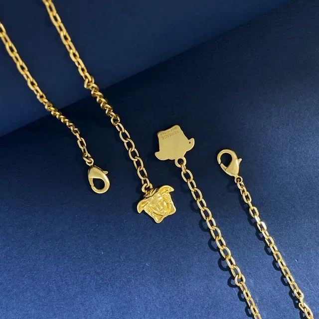 Versace Dream Script و Medusa Head سلاسل الرقبة بـ لون ذهبي 3