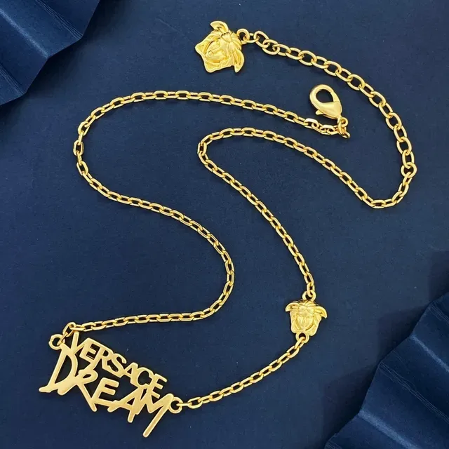 Versace Dream Script و Medusa Head سلاسل الرقبة بـ لون ذهبي 4