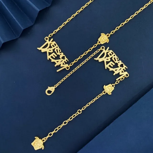 Versace Dream Script و Medusa Head سلاسل الرقبة بـ لون ذهبي 6