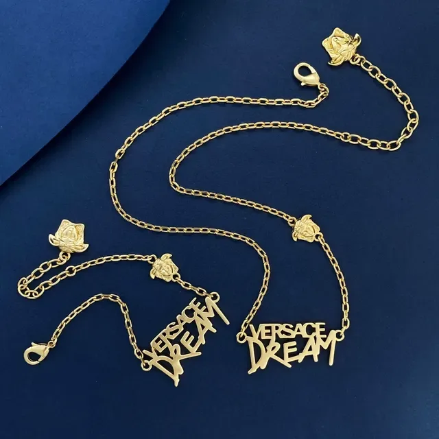 Versace Dream Script و Medusa Head سلاسل الرقبة بـ لون ذهبي 7