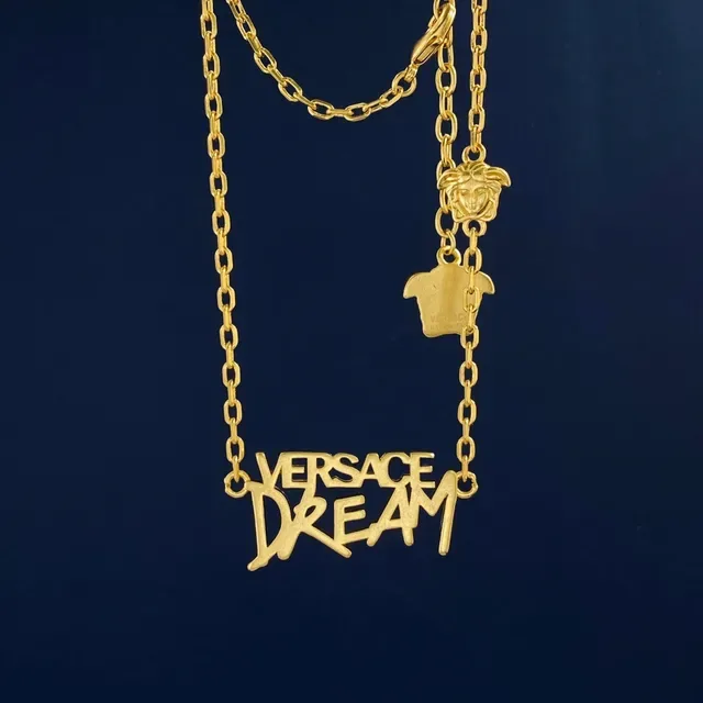 Versace Dream Script و Medusa Head سلاسل الرقبة بـ لون ذهبي 9