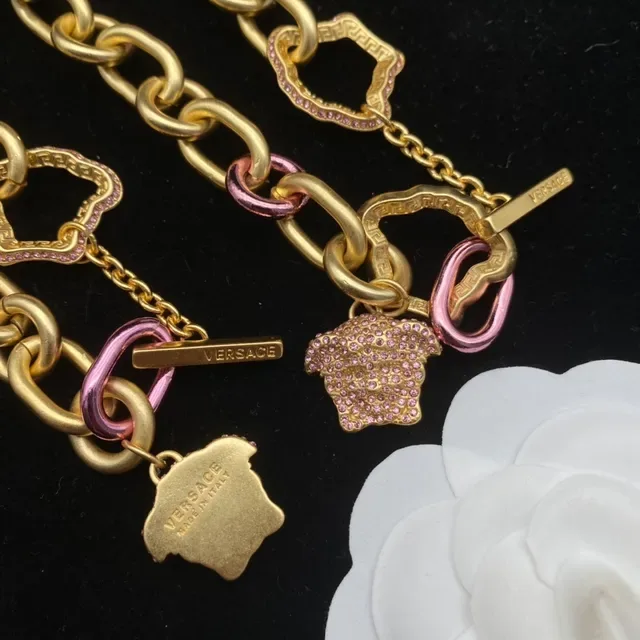 Versace Collier chaîne de maillons ovales dorée rose épaisse avec accents émaillés 2
