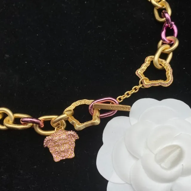 Versace Collier chaîne de maillons ovales dorée rose épaisse avec accents émaillés 4