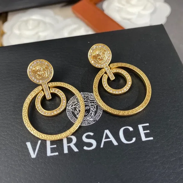 Versace أقراط ذهبية شفافة رأس ميدوزا ميداليون حدود المفتاح اليوناني 3