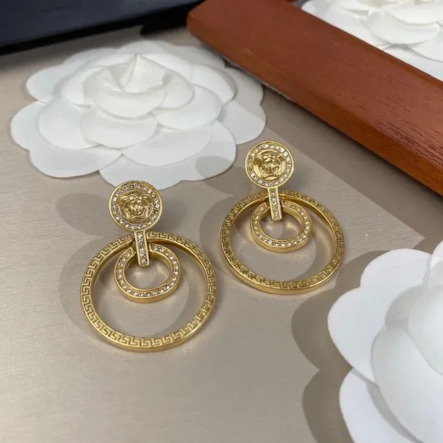 Versace أقراط ذهبية شفافة رأس ميدوزا ميداليون حدود المفتاح اليوناني 4