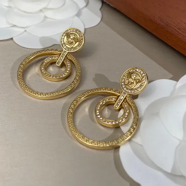 Versace أقراط ذهبية شفافة رأس ميدوزا ميداليون حدود المفتاح اليوناني 5