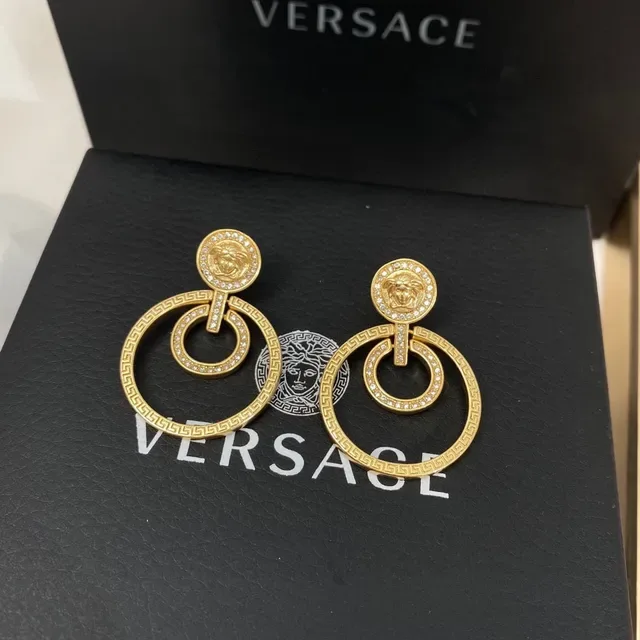 Versace أقراط ذهبية شفافة رأس ميدوزا ميداليون حدود المفتاح اليوناني 7