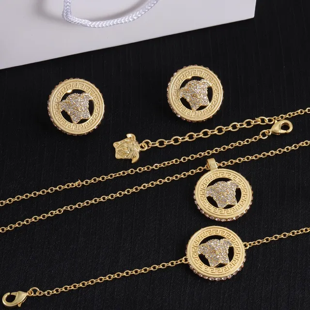 Versace Greca Medusa ذهبي شفاف معدن Pavé كريستال تزيين قلادة 2