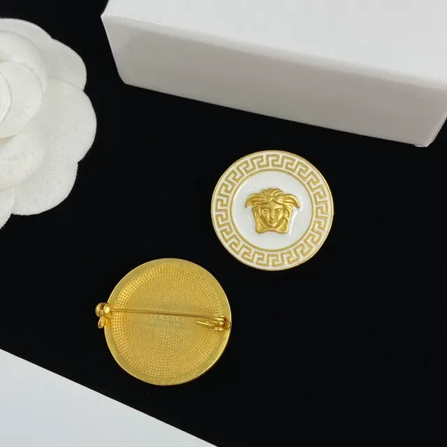 Versace Medusa Broche Blanc et Noir Émail Doré Rond 2