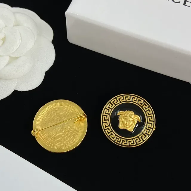 Versace Medusa Broche Blanc et Noir Émail Doré Rond 3