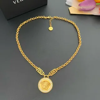Versace Medusa Coin Colgante en tono dorado Pavé Cristal