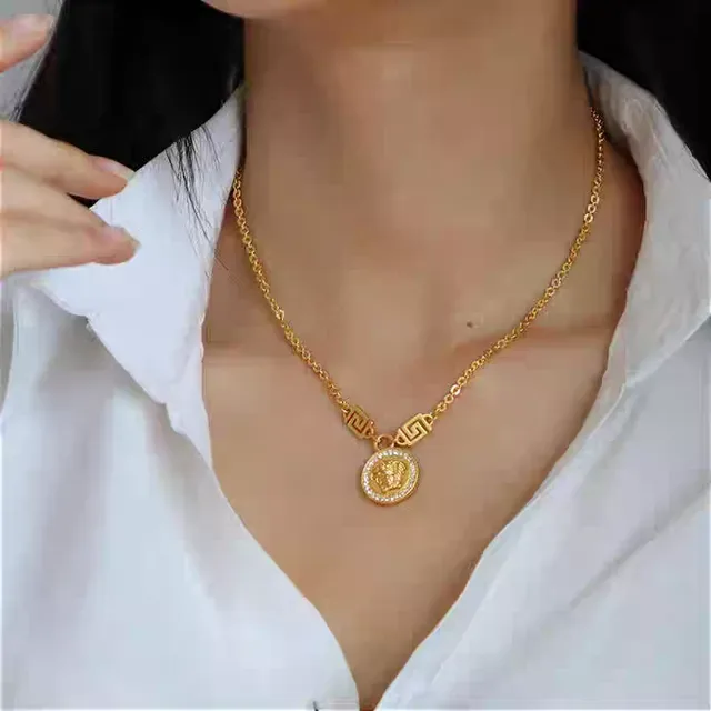 Versace Medusa Coin Colier en ton doré Pavé Cristal Pendentif 4