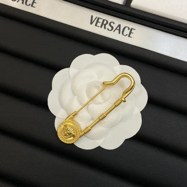 Broche Versace Tête de Méduse Dorée avec Épingle de Sécurité 2