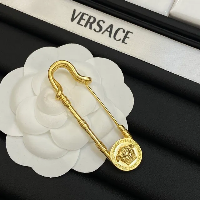 Broche Versace Tête de Méduse Dorée avec Épingle de Sécurité 3
