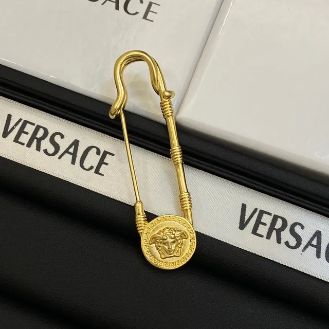Broche Versace Tête de Méduse Dorée avec Épingle de Sécurité 4