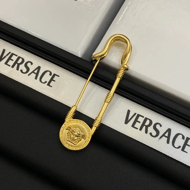 Broche Versace Tête de Méduse Dorée avec Épingle de Sécurité 5